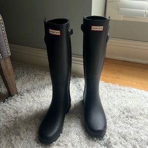 Like new Hunter calf length size 9 waterproof boots. Worn once.